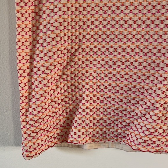 Roselyn Sanchez seamless stretchy tank top in a white, pink, and orange pattern - Picture 2 of 6